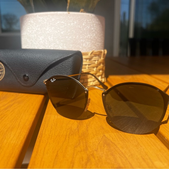 Ray-Ban Black Sunglasses - Picture 2 of 4